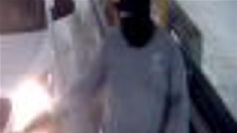 Einer der Maskierten trug grüne Handschuhe.