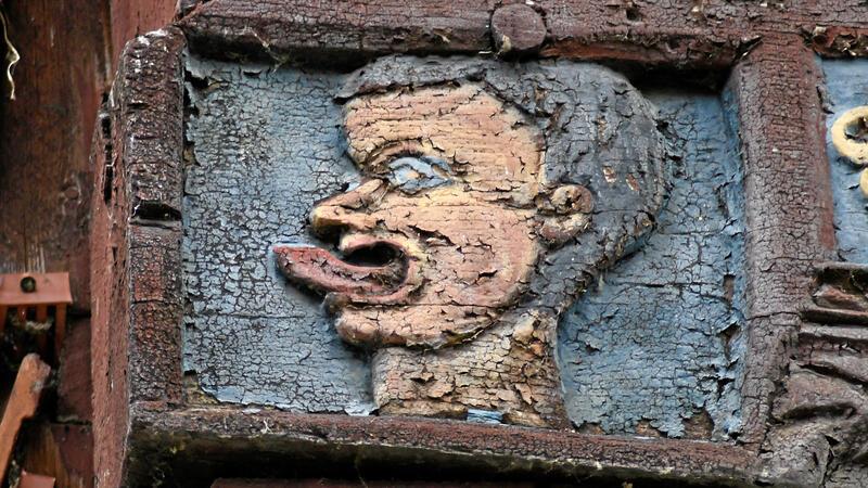 Hornburg lässt seine alten Fachwerkhäuser sprechen Einer der Neidköpfe – er gibt dem Haus in der Wasserstraße 2 den Namen Neidhammelhaus. Die Fratze soll das Böse abwehren.