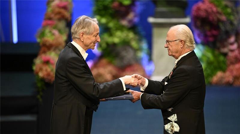 Nobelpreisträger in Stockholm geehrt Einer der Preisträger: Der KI-Grundlagenforscher Geoffrey Hinton, der hier den Nobelpreis von König Carl Gustaf überreicht bekommt.