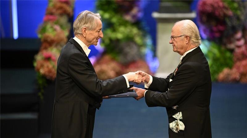 Nobelpreisträger warnt vor Bruch des Atomwaffen-Tabus Einer der Preisträger: Der KI-Grundlagenforscher Geoffrey Hinton, der hier den Nobelpreis von König Carl Gustaf überreicht bekommt.