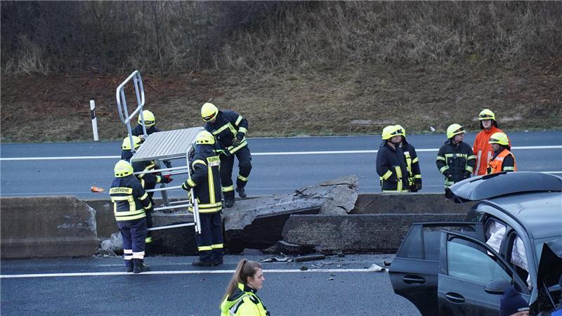 Einer der Sattelschlepper hat bei dem Unfall die Mittelschutzplanke durchbrochen...