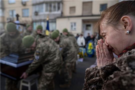 Einer der Schwerpunkte russischer Angriffe ist die Umgebung der Kleinstadt Awdijiwka. Dort ist der ukrainische Oberleutnant Wolodymyr Golubnychyi gefallen, der nun in Kiew beerdigt wurde.