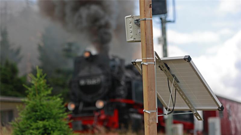 Unternehmen weist Kritik an Sensoren im Harz zurück Einer der Sensoren zur Früherkennung von Waldbränden, der an den Gleisen der Harzer Schmalspurbahnen steht.