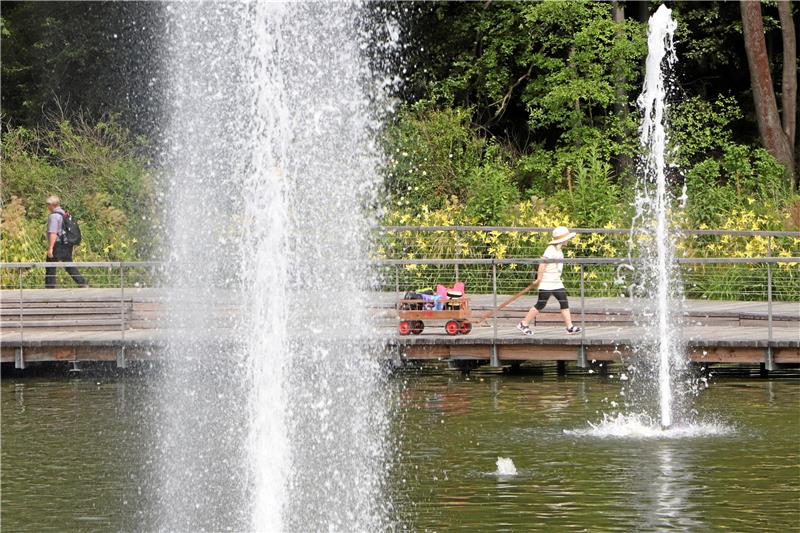 Einer der architektonischen Hingucker auf dem Laga-Gelände: der Rundsteg mit den Wasserfontänen in der Mitte. Foto: Gereke