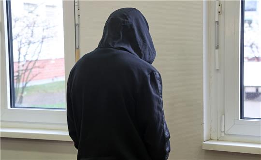 Einer der beiden Angeklagten vor Prozessbeginn im Landgericht Stralsund. Foto: Bernd Wüstneck/dpa
