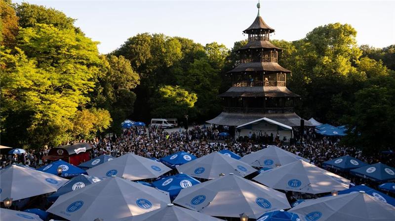 Was der „Lonely Planet“ für 2025 empfiehlt Einer der bekanntesten Biergärten Münchens ist der am Chinesischen Turm im Englischen Garten. (Archivbild)