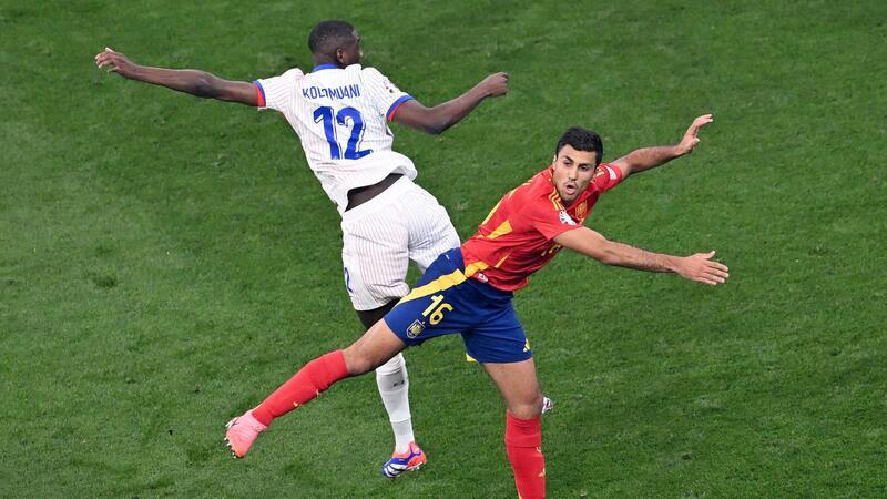 Einer der besten Sechser der Welt: Spaniens Rodri (r).