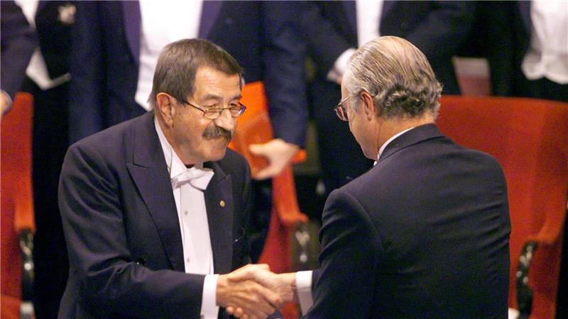 Einer der bislang letzten deutschen Nobelpreisträger: Günter Grass bekam die Nobelmedaille 1999 aus den Händen von Schwedens König Carl XVI. Gustaf überreicht. (Archivbild)
