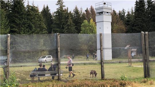 Einer der drei neuen Rundwege führt zum Grenzmuseum Sorge. Der Verein, der das Museum betreibt, hat die Wanderrouten jetzt ausgeschildert und eingeweiht.