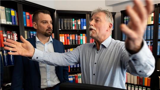 Einer der ersten Kläger ist Joachim Alfred Wagner (r), der sich von Rechtsanwalt Daniel Kuhlmann vertreten lässt. 