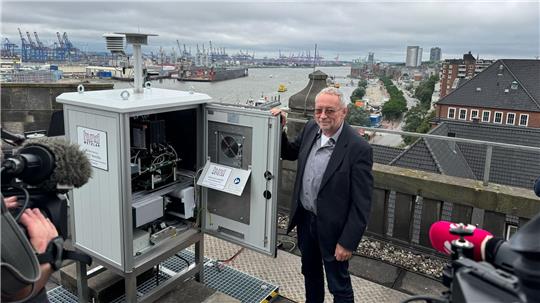 Einer der ersten Pollenmonitore steht in Hamburg, wo ihn Stefan Gilge vom DWD-Zentrum für Medizin-Meteorologische Forschung vorstellte. 