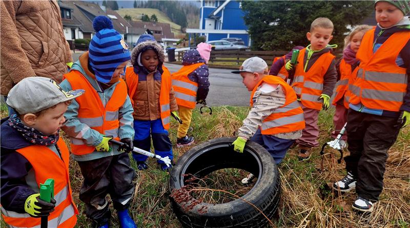 Einer der größten Funde des Tages: Am Altenauer Glockenberg entdecken die Kinder nicht weit von ihrer Kita entfernt einen Autoreifen am Wegesrand.