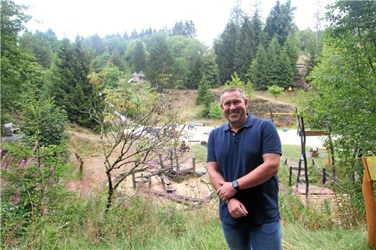 Einer der schönsten Orte im Landkreis Goslar ist für Stefan Henkel der Robinson-Spielplatz in Clausthal-Zellerfeld. „Da fahre ich immer mit meinen beiden Kindern hin, die lieben es, da zu toben“, sagt der 42-Jährige.  Foto: Eggers