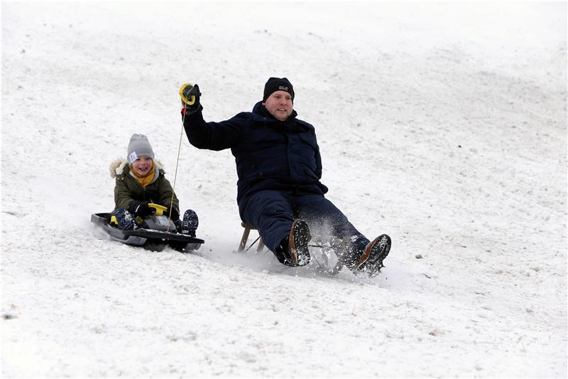 Endlich wieder Schnee: Ansturm auf den Harz Einer ist im Stress, einer hat Spaß: Vater und Sohn rodeln an einem Hang bei St. Andreasberg.