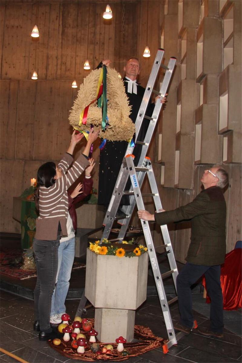 Abschied nach Jahrzehnten: Pfarrer Andreas Labuhn geht in den Ruhestand Einer seiner letzten Gottesdienste im Amt: Pfarrer Andreas Labuhn hängt in St. Peter in Sudmerberg eigenhändig die Erntekrone auf.