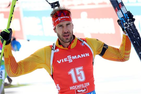 Einer seiner letzten großen Erfolg: Arnd Peiffer gewinnt in Hochfilzen sein erstes und einziges Weltcup-Rennen im Massenstart. Im März beendet der Olympiasieger von 2018 überraschend seine überaus erfolgreiche Karriere. Foto; dpa