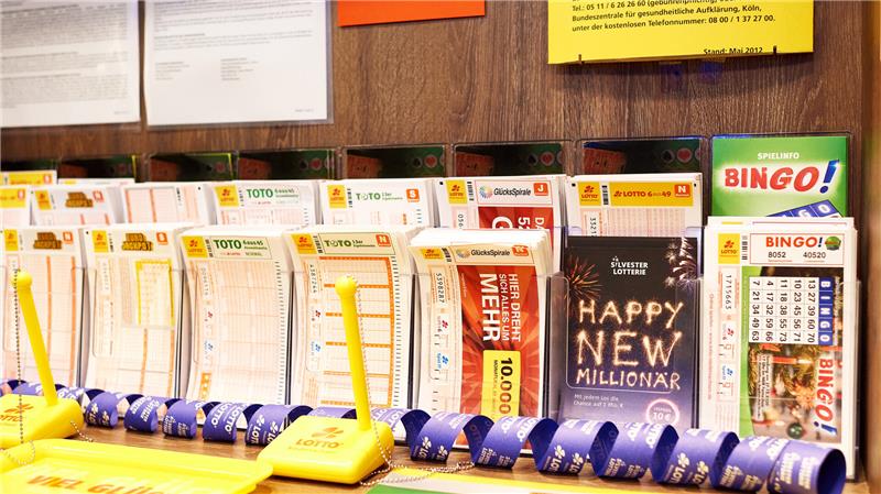 Mehrere Bingo-Lose und Lottoscheine zum Ausfüllen liegen auf einer Theke. 