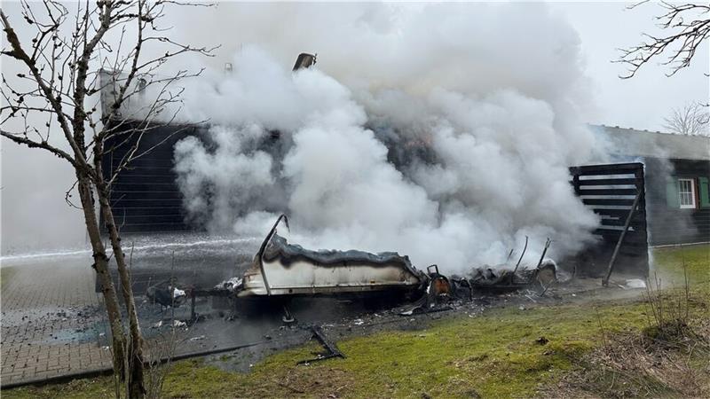 Einer von 15 Brandeinsätzen der Altenauer Feuerwehr im vergangenen Jahr: Am 26. März brennt ein Wohnmobil aus, die Flammen greifen auf das direkt daneben stehende Gebäude über.  Fotos: Feuerwehr/Schlegel