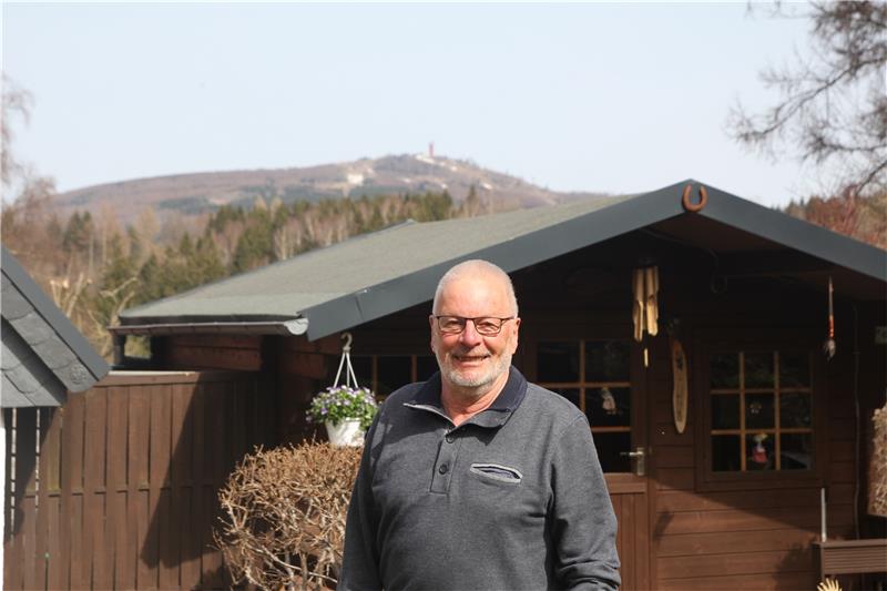 Braunlage, wir müssen reden! Einer von Bernd Johns Lieblingsplätzen in Braunlage ist der heimische Garten mit dem kleinen Häuschen. Von dort aus genießt er den Blick zum Wurmberg, auf dem er schon die Bäume vermisst und sich noch nicht an die vielen Freiflächen gewöhnt hat, die jetzt entstanden sind. Fotos: Eggers