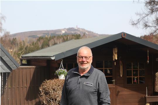 Einer von Bernd Johns Lieblingsplätzen in Braunlage ist der heimische Garten mit dem kleinen Häuschen. Von dort aus genießt er den Blick zum Wurmberg, auf dem er schon die Bäume vermisst und sich noch nicht an die vielen Freiflächen gewöhnt hat, die jetzt entstanden sind. Fotos: Eggers