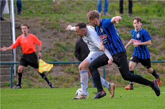 Einer von mehreren Wackelkandidaten im Lager der TSG Bad Harzburg: Der Einsatz von Marcel Schaare (li.) gegen den TSV Landolfshausen/Seulingen entscheidet sich aufgrund hartnäckiger Beschwerden erst kurzfristig. Foto: Drechsler