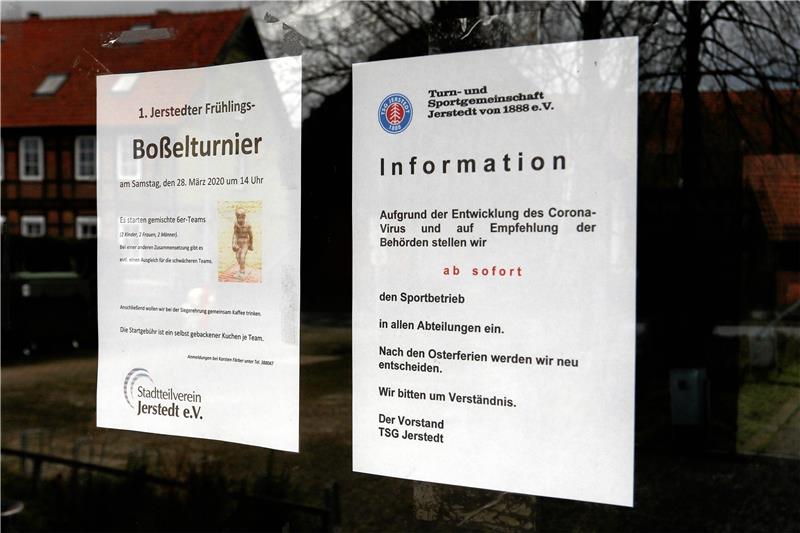 Einer von vielen: Die TSG Jerstedt informiert mit einem Aushang, dass der Sportbetrieb von sofort an eingestellt worden ist.