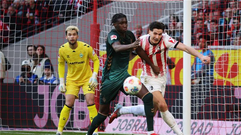 Einer von vielen Zweikämpfen: Bremens Karim Coulibaly (l) im Duell mit dem Freiburger Igor Matanovic.