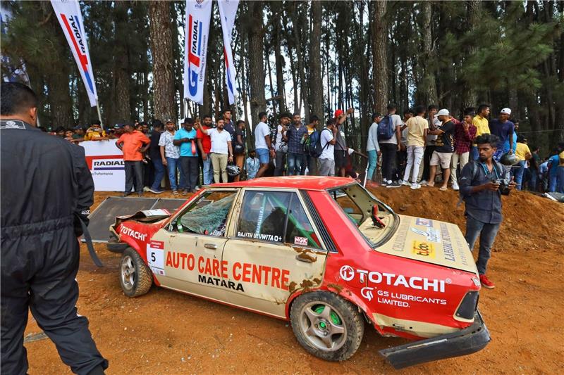 Sieben Tote bei Autorennen in Sri Lanka Eines der Unfallwagen beim Autorennen Fox Hill Supercross in Sri Lanka.
