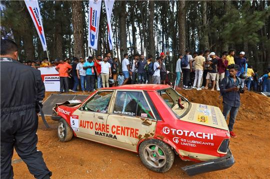 Eines der Unfallwagen beim Autorennen Fox Hill Supercross in Sri Lanka.
