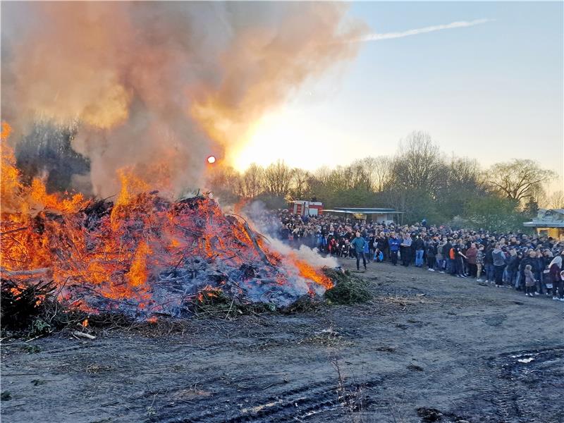 Eines der größten Osterfeuer der Region gibt es auf dem Gelände des Bollrichs.  Foto: Sowa