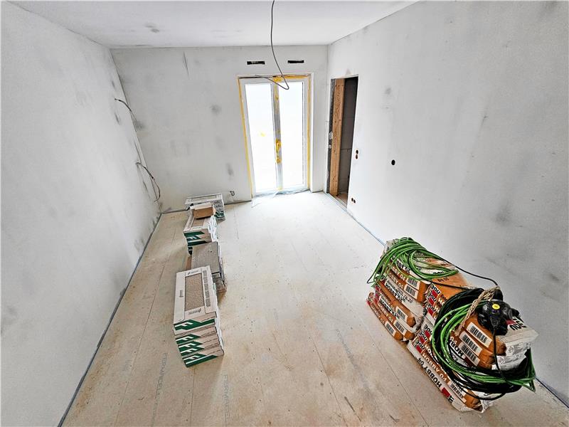 Eines der neuen Zimmer im neuen Trakt – inklusive Bad (r.). Foto: Potthast