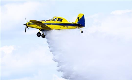 Eines der zwei Löschflugzeuge bei einer Vorführung im Zuge der Stationierung am Flughafen Braunschweig-Wolfsburg in diesem Jahr. Die Flugzeuge sind einsatzbereit und können mit bis zu 3.000 Litern Löschwasser befüllt werden. Foto: dpa/Stratenschulte
