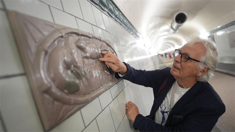 Eines seiner Lieblingsreliefs ist die Kunstfliese mit den Ratten, sagt Hans Kuretzky.