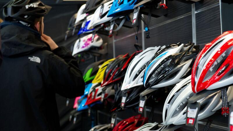 10 Punkte, wie Radfahrer sich und ihr Fahrrad schützen Einfach ausprobieren: Der Fahrradhelm muss richtig passen.