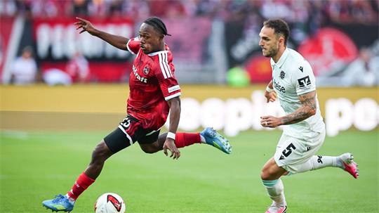 Einfach nicht zu stoppen: Nürnbergs Matchwinner Mohamed Ali Zoma (l). 