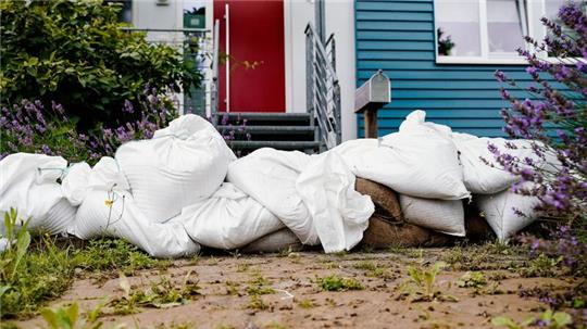 Einfach und effektiv: Sandsäcke können Wasser erst einmal aufhalten.