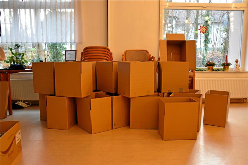 Einfache Kartons werden bepackt. Foto: Fricke