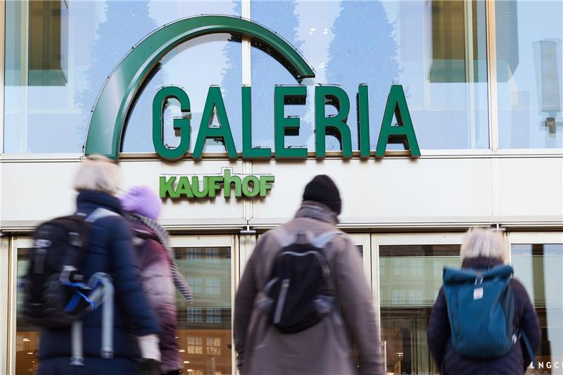Eingang des Kaufhauses Galeria Karstadt Kaufhof.