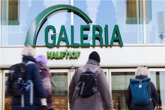 Eingang des Kaufhauses Galeria Karstadt Kaufhof.