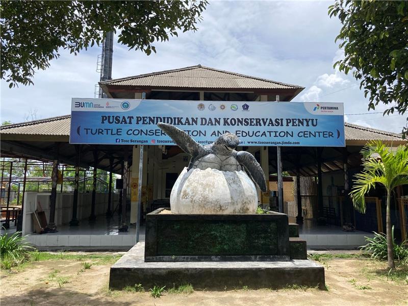 Rituale und Fischernetz: Bali rettet Meeresschildkröten Eingang des Turtle Conservation And Education Center (TCEC), das Meeresschildkröten vor Ritualen und illegalem Handel rettet.