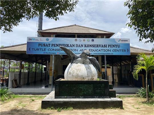 Eingang des Turtle Conservation And Education Center (TCEC), das Meeresschildkröten vor Ritualen und illegalem Handel rettet.