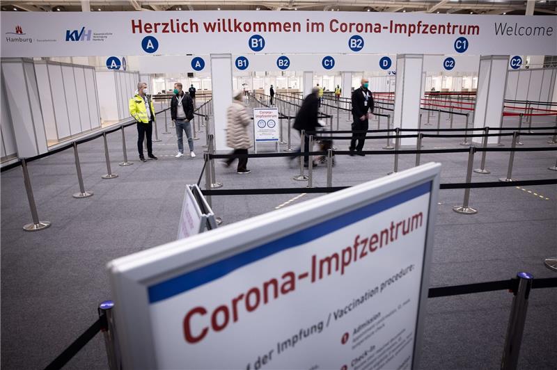 Umfrage: Angst vor Corona sinkt Eingangsbereich des Corona-Impfzentrums in den Hamburger Messehallen im Januar 2021.