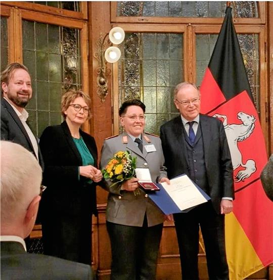 Eingerahmt von Innenministerin Daniela Behrens und Ministerpräsident Stephan Weil erhält die Sportschützin Jolyn Beer vom SV Lochtum die Sportmedaille des Landes Niedersachsen. Foto: Privat