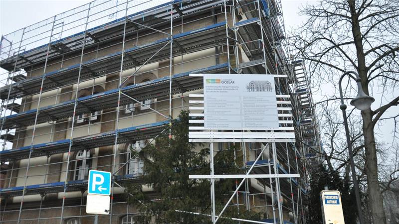 Ratsgymnasium kann Oberstufe nicht vor Herbst 2025 beziehen Eingerüstet: An der künftigen Oberstufe des Ratsgymnasiums an der Zehntstraße wird auch im Dezember draußen und drinnen fleißig gearbeitet.