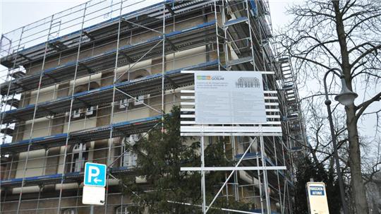 Eingerüstet: An der künftigen Oberstufe des Ratsgymnasiums an der Zehntstraße wird auch im Dezember draußen und drinnen fleißig gearbeitet.
