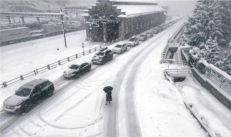 Starke Schneefälle: Totalsperre der Brennerautobahn Eingeschneite Autos auf der Brennerautobahn im Stau.