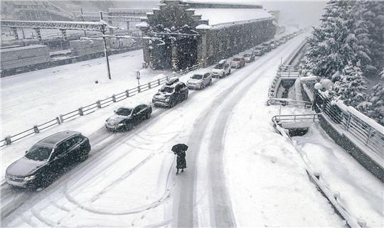 Eingeschneite Autos auf der Brennerautobahn im Stau.