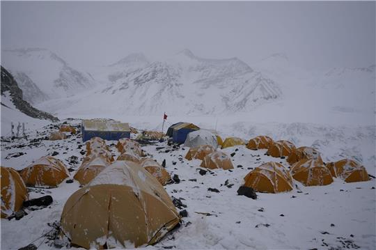 Eingeschneite Zelte stehen am vorgeschobenen Basislager in 6,500 Metern Höhe am Mount Everest, der auf tibetisch «Qomolangma» heißt.
