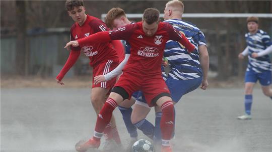 Eingeschränkte Sicht im Oberharz: Die Partie zwischen der TSG Wildemann, rechts Tristan Krafczyk, und dem TSV Westerode, vorn Celvin Peinemann, wird zu einer staubigen Angelegenheit.