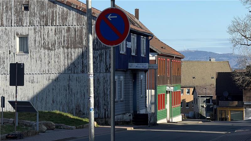 Parkverbot in Hohegeiß sorgt für Kontroversen im Netz Eingeschränktes Haltverbot mit Blick zum Brocken: Im Bereich der Langen Straße nahe der Abzweigung Hindenburgstraße in Hohegeiß ist das Parken jetzt tabu.
